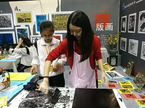 "阳光下成长"汕头市蓝田中学木刻版画工作坊参加第六届展演活动报告