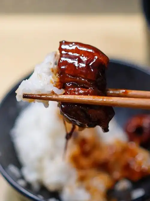 烧至琥珀油亮的红烧肉搭配米饭可太香了