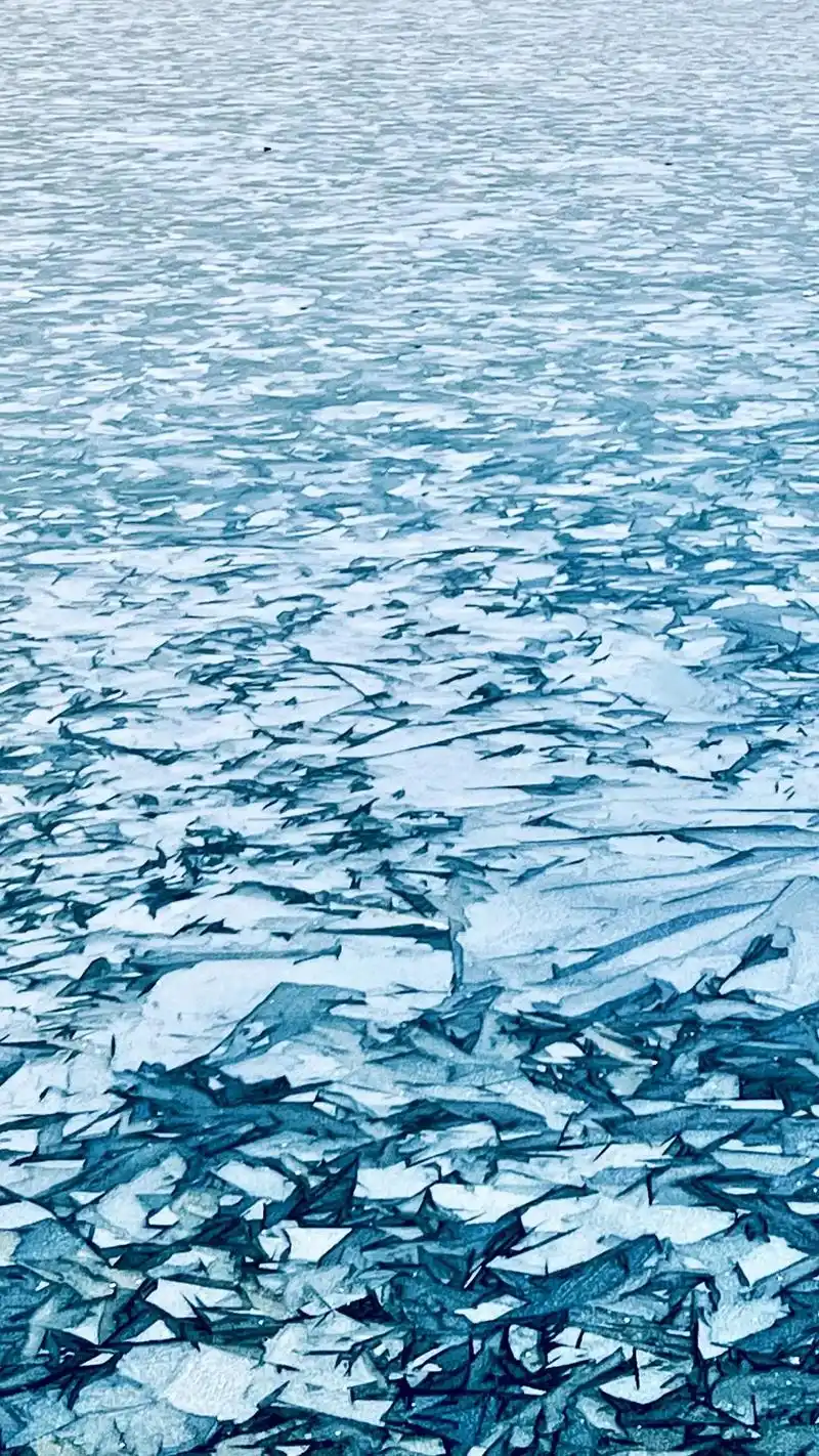河面的冰也是一幅画……#寒江孤影江湖故人 #冬天该有的样子  - 抖音