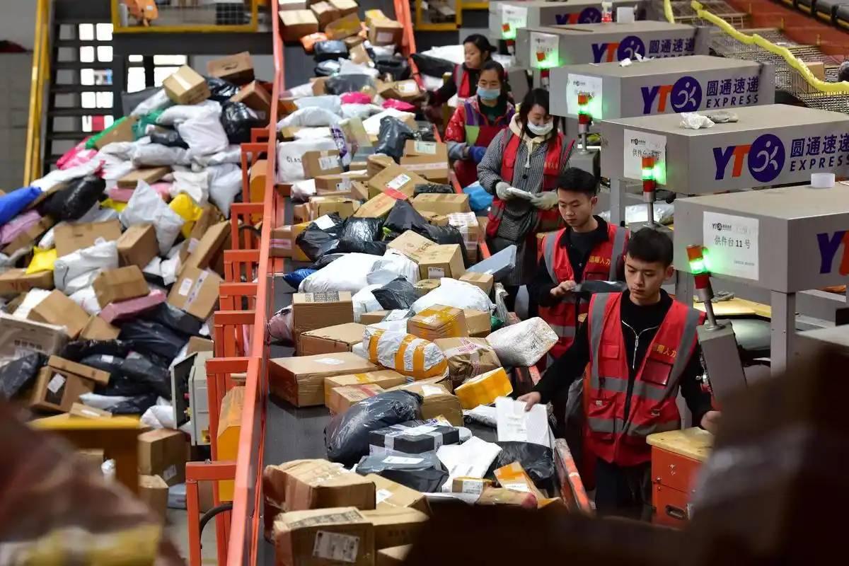 在位于贵州省龙里县的贵州快递物流园圆通速递贵州分拨中心,工作人员