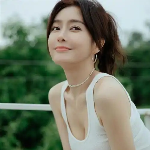 李小冉的胸殷桃的腰闫妮的腿这6位中年女星性感起来迷死人