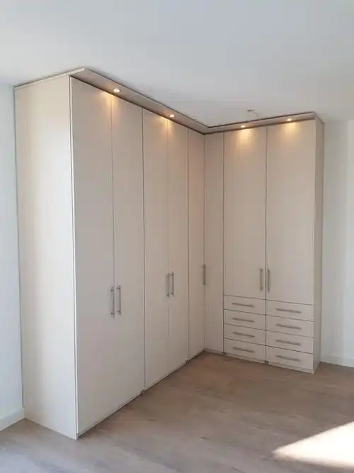 毫不夸张,l型衣柜,才是卧室里的超级收纳,转角就是个小衣帽间_腾讯