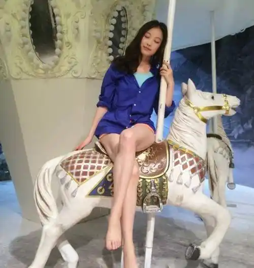 端庄优雅的礼服将一双美腿展现的淋漓尽致.倪妮完美地把握了所有角度.