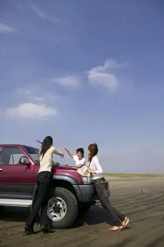 东方人,三个人,伙伴,朋友,站,说,竖图,室外,白天,t恤衫,旅游,度假