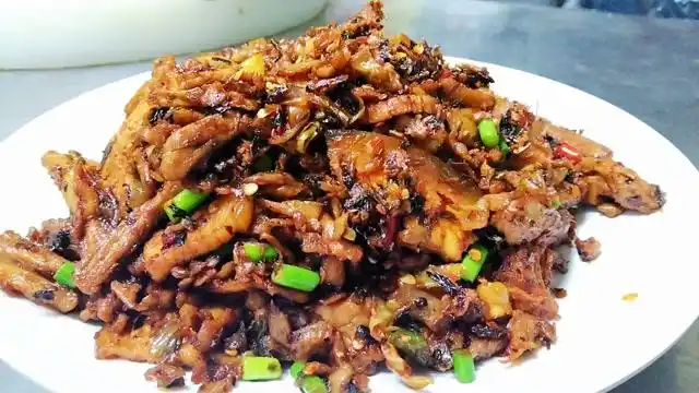 外婆菜辣炒五花肉片,现在猪肉便宜了,可以多做一些猪肉的菜分享给大家