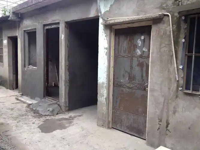 是这样的 中间是我家的大门 然后左右两侧是出租房的门 这种情况风水