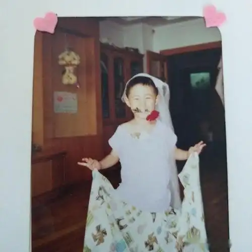 德云社秦霄贤童年照曝光身穿红裙真妖艳