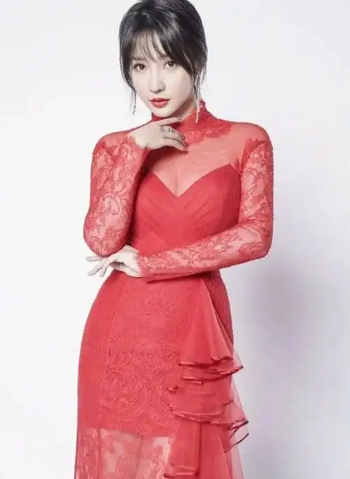 柳岩不愧是尤物身材,穿鱼鳞高开衩裙,s型曲线让人看呆|蕾丝|碎花|裙子