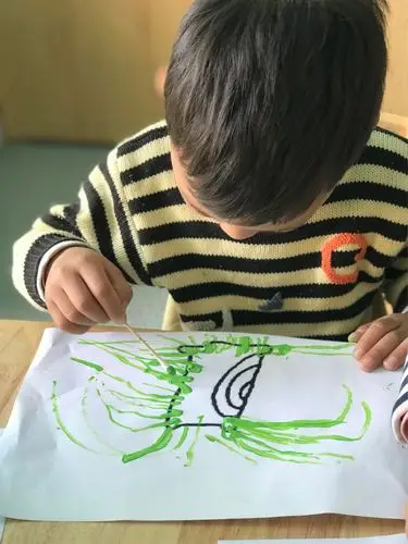 新城幼儿园小六班幼儿的棉签画"柳树"
