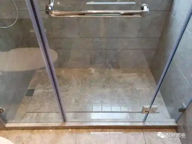 淋浴房别铺瓷砖了,现在开发商流行做一个拉槽,完美解决防滑问题
