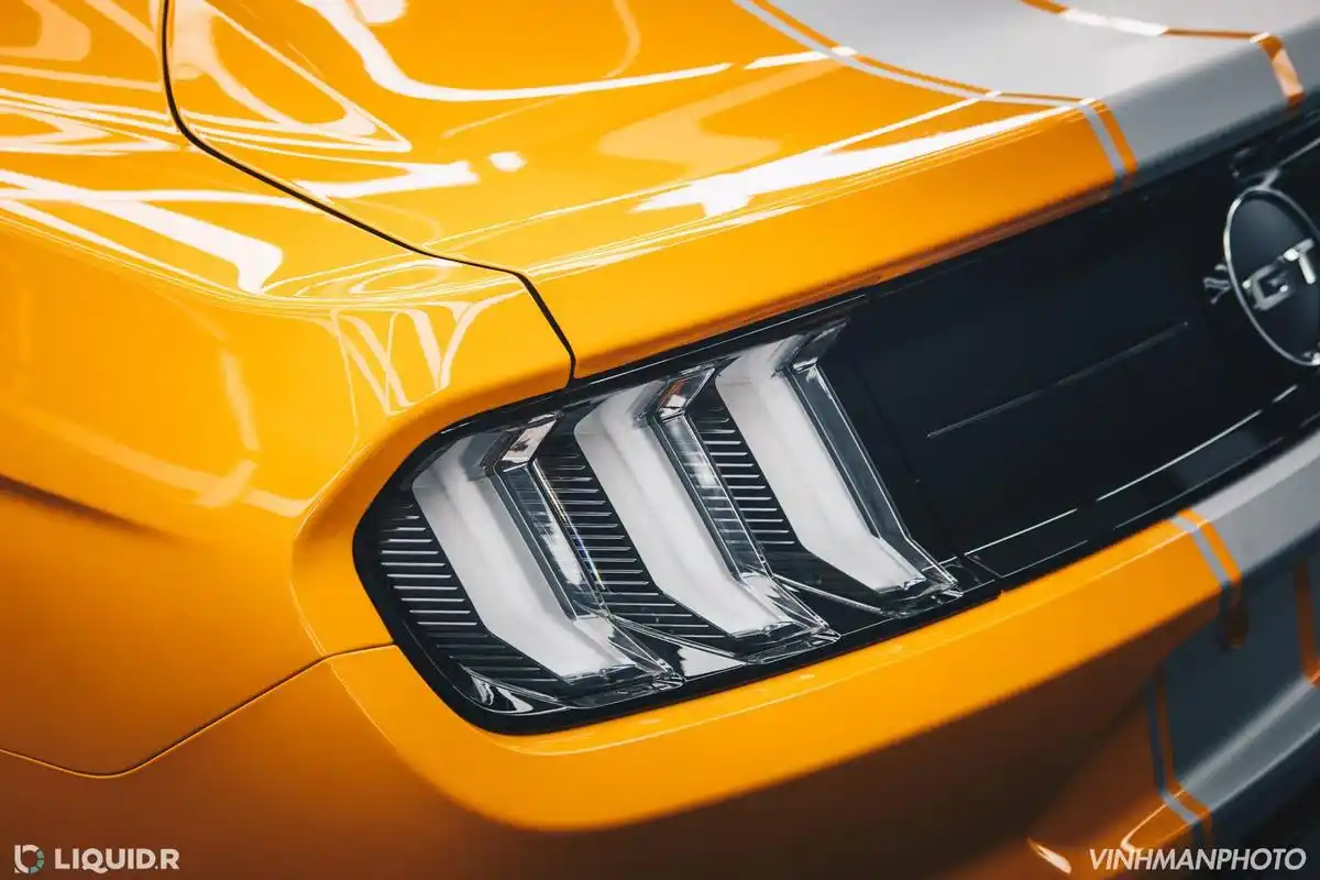 全新福特野马,黄色的外观很亮眼,后尾灯