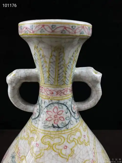 大明永乐年制开片双耳人物瓶一对画工精细