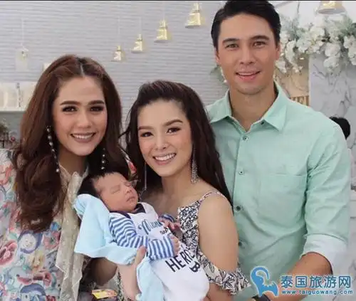 泰国时尚巨星chompoo抱lydia之子沾孕运气