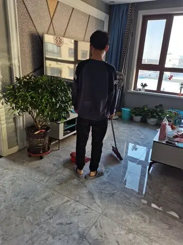 第二个任务是扫地,我拿起扫帚认认真真地扫了一遍,就连一粒灰尘也不