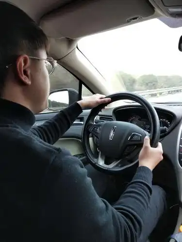 我家帅哥在开车