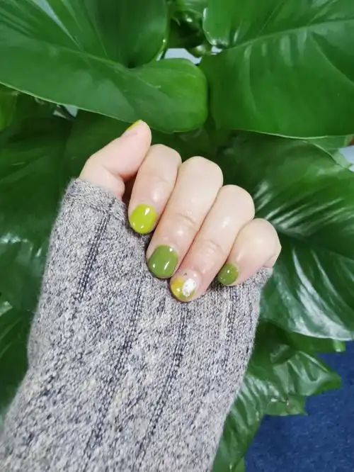 短指甲美甲草绿色