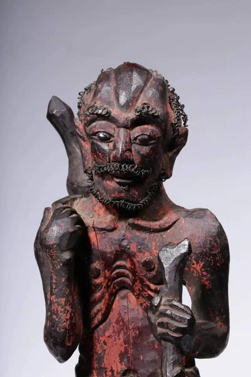 木雕漆彩铁拐李雕像  清中期,木雕漆彩铁拐李雕像(老裂)  这是一件