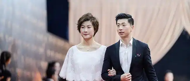 60岁施之皓的娇妻徒弟小他22岁!球迷还记得他用废郭跃,李晓霞!