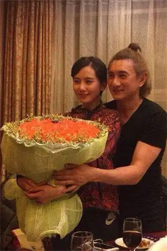 吴奇隆为老婆刘诗诗庆生 夫妻甜蜜环抱