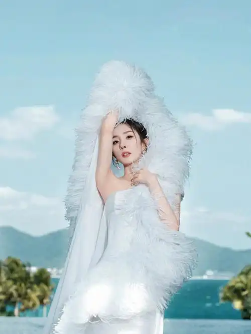 杨幂月光白裙##杨幂云色落唇