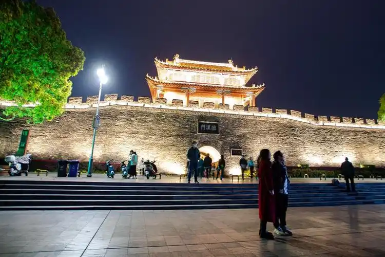 襄阳古城夜景.新华社记者 肖艺九 摄