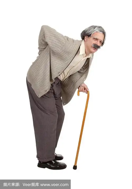 背部疼痛的驼背老人