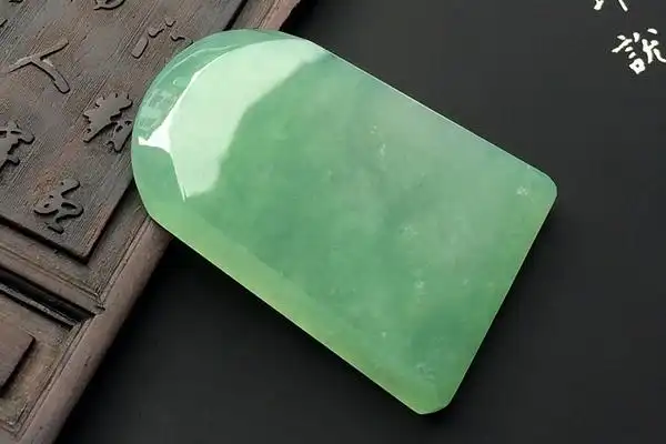 翡翠平安无事牌的魅力,在于它平安无事的寓意!