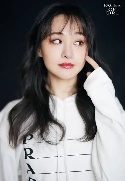 > 郑爽长卷发温婉写真图片(5/9)