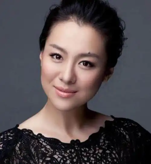 42岁"赛西施"沈傲君近照曝光, 胖到认不出, 嫁的竟是康熙后代