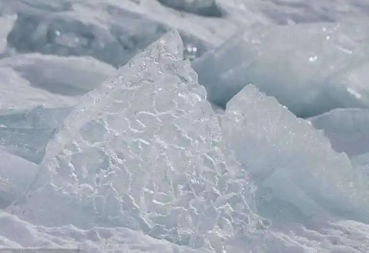 一到冬天,结冰的湖面,往往会成为孩子们向往的天堂,溜冰,凿冰,吃冰