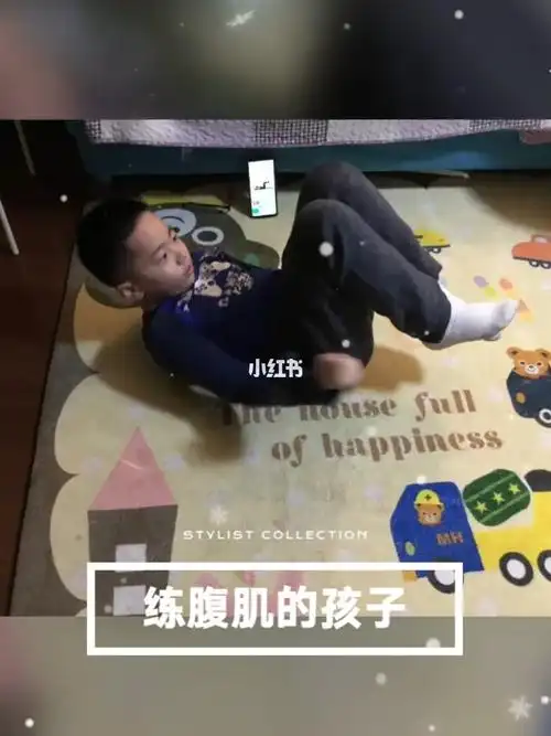 接着他在网上搜索关键词:"八块腹肌 小学生",开始了自己的腹肌之旅.