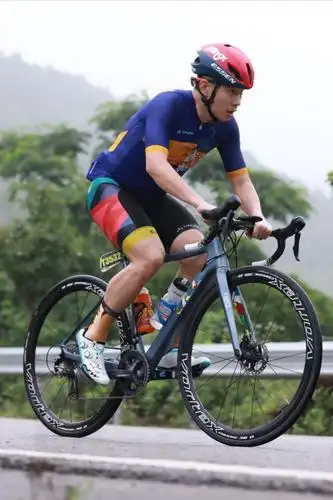 100公里骑行男子组第一名:戴珞 用时:3小时04分40秒 武汉新久车队