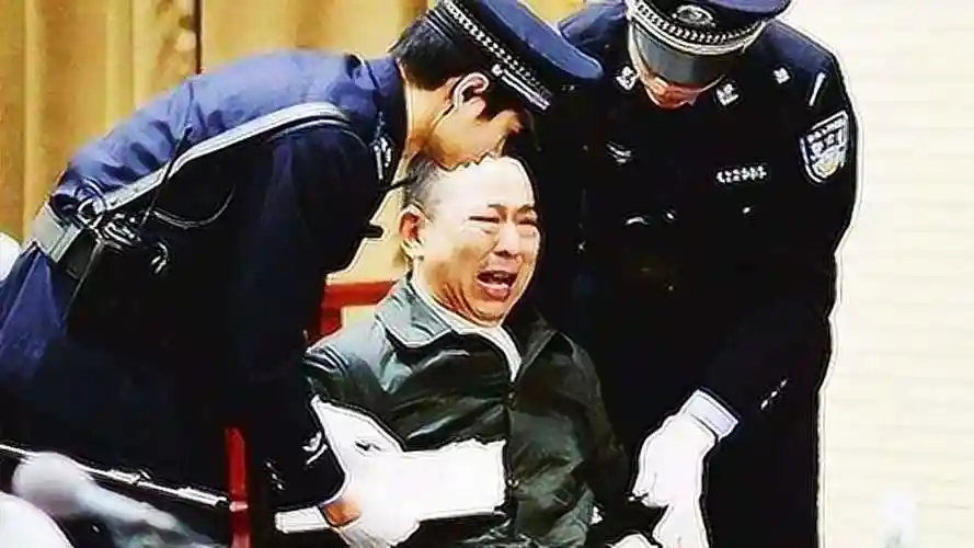 珍贵影像刘汉一行押赴刑场枪毙时为何他最为淡定