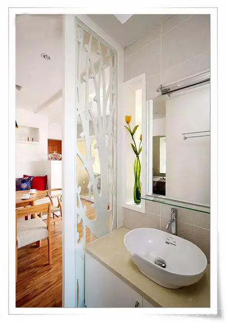 餐厅与卫生间干区的白色镂空隔断