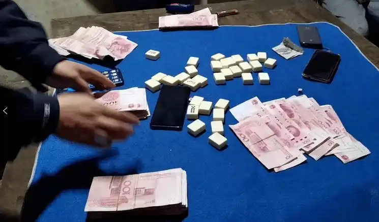 "牌九"的方式进行赌博的5名涉赌嫌疑人一举抓获,现场收缴赌资2万余元