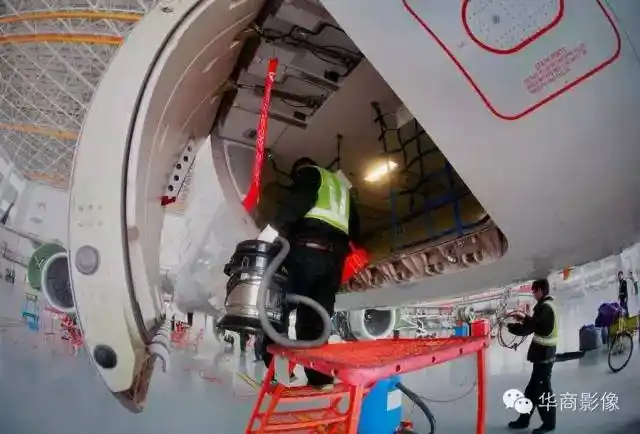 工作人员对飞机前货仓进行清洁工作人员对飞机右后电子舱进行检修工作