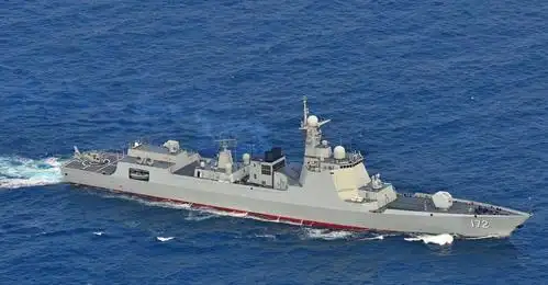 055型驱逐舰用的是啥发动机为何高速航行时烟囱没有冒黑烟呢