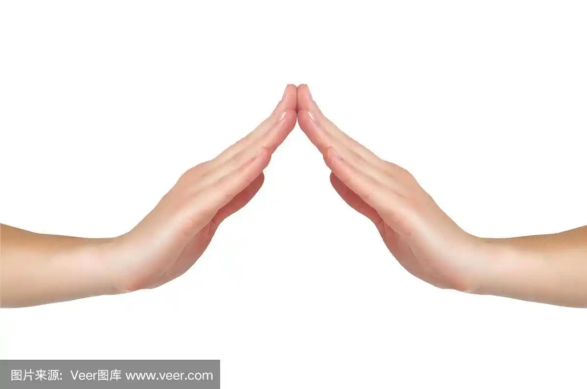 女性的手以屋顶的形式互相触碰