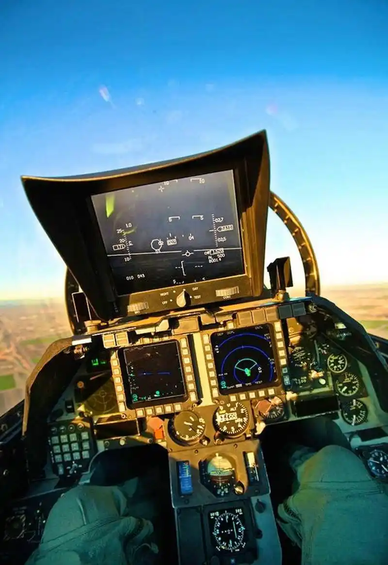 资深军迷应该能看出图片中的座舱是f-16战斗机的具体型号吧.