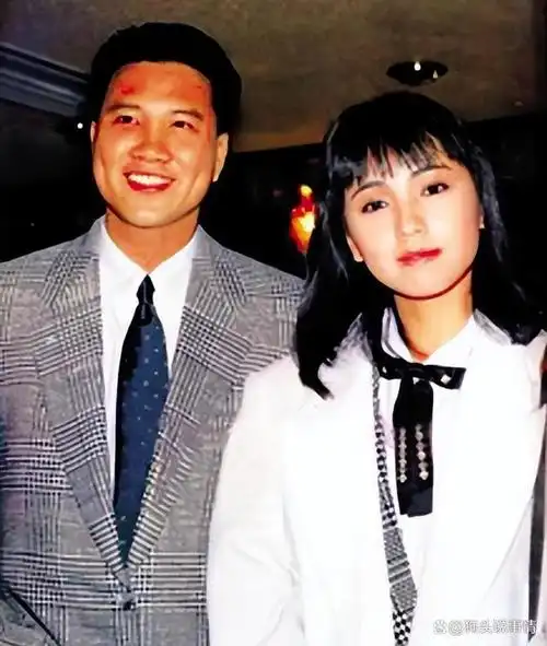 影帝万梓良:为爱当街下跪,娶离异带娃恬妞,二婚娶小16岁娇妻