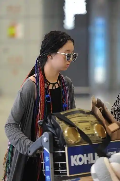 杨丽萍透露小彩旗近况留学伦敦莎士比亚戏剧学院相貌变化太太