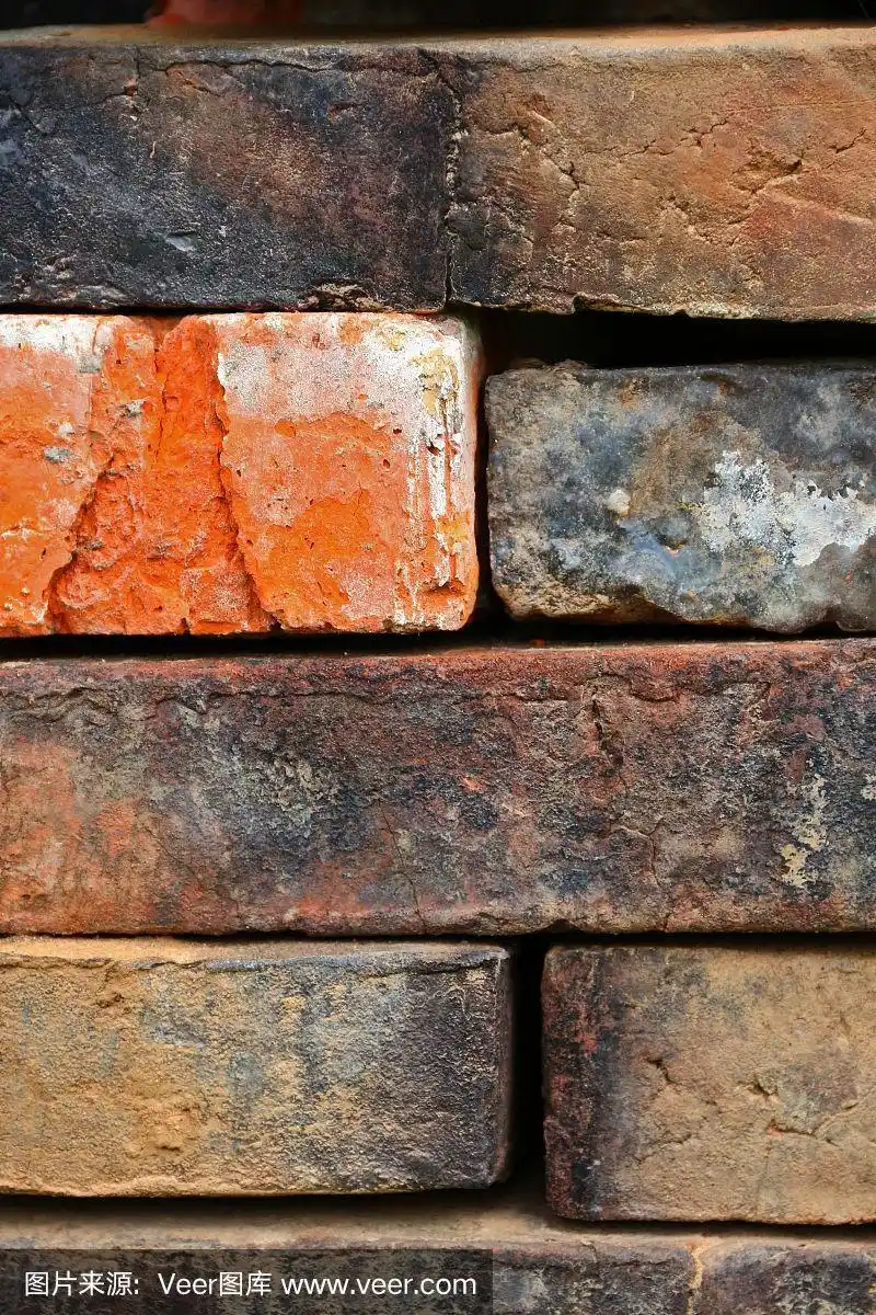 互相叠在一起的旧砖块上