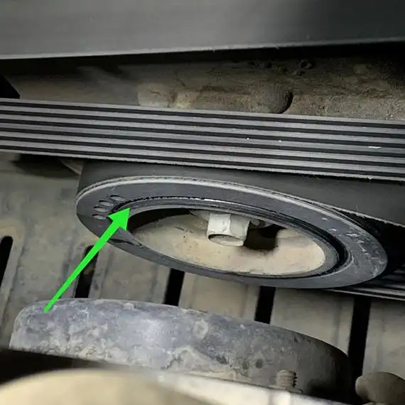 许多曲轴皮带轮的设计都采用了内外圆之间由橡胶连接的方式