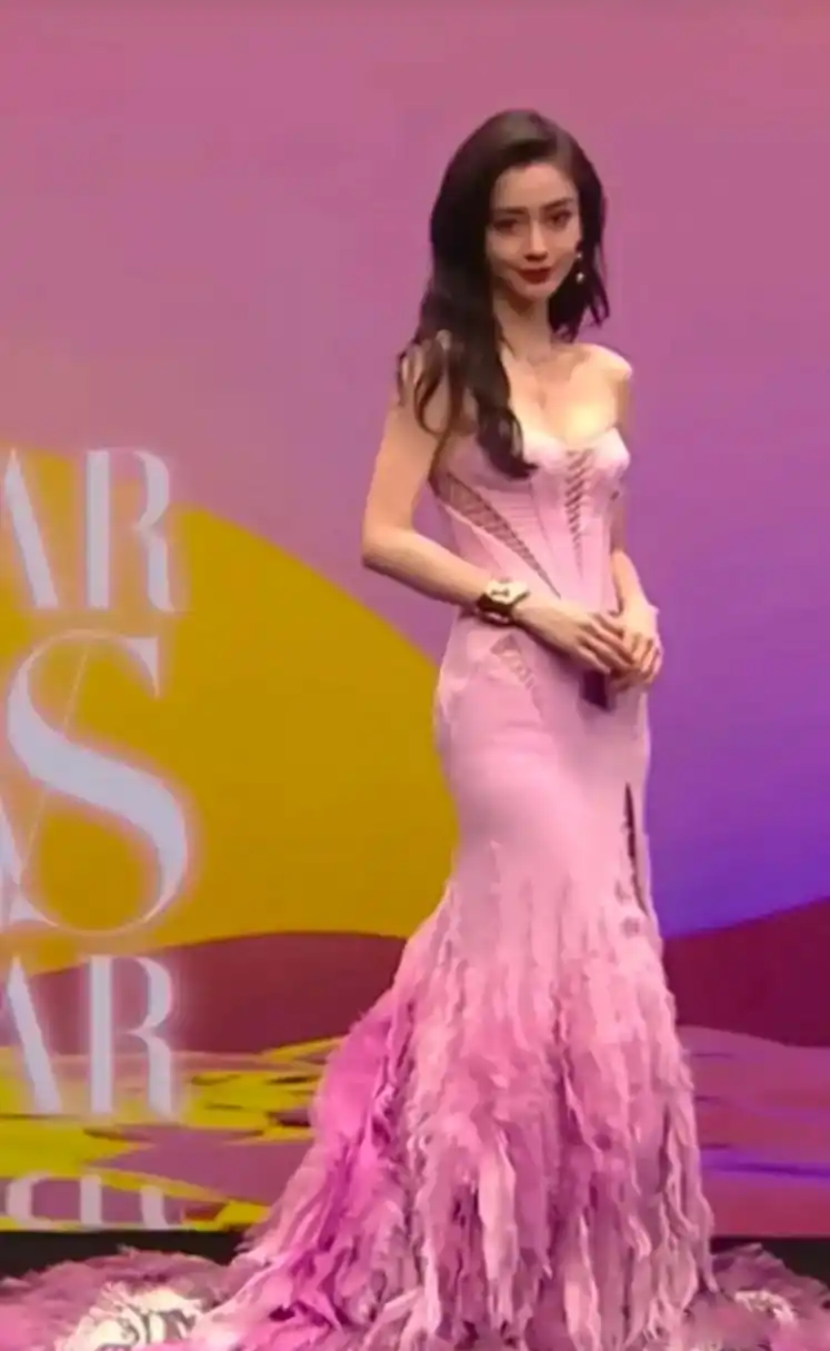 杨颖一身"排骨"x部却很丰满,完全不符合逻辑,这么瘦不应该也很平吗?