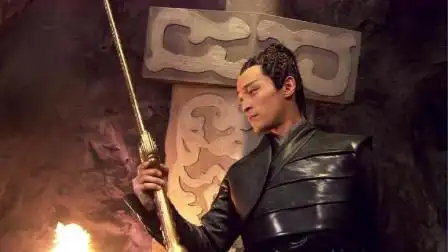 轩辕剑:宇文拓手持轩辕剑,轻松打败杨素,真是太霸气了!