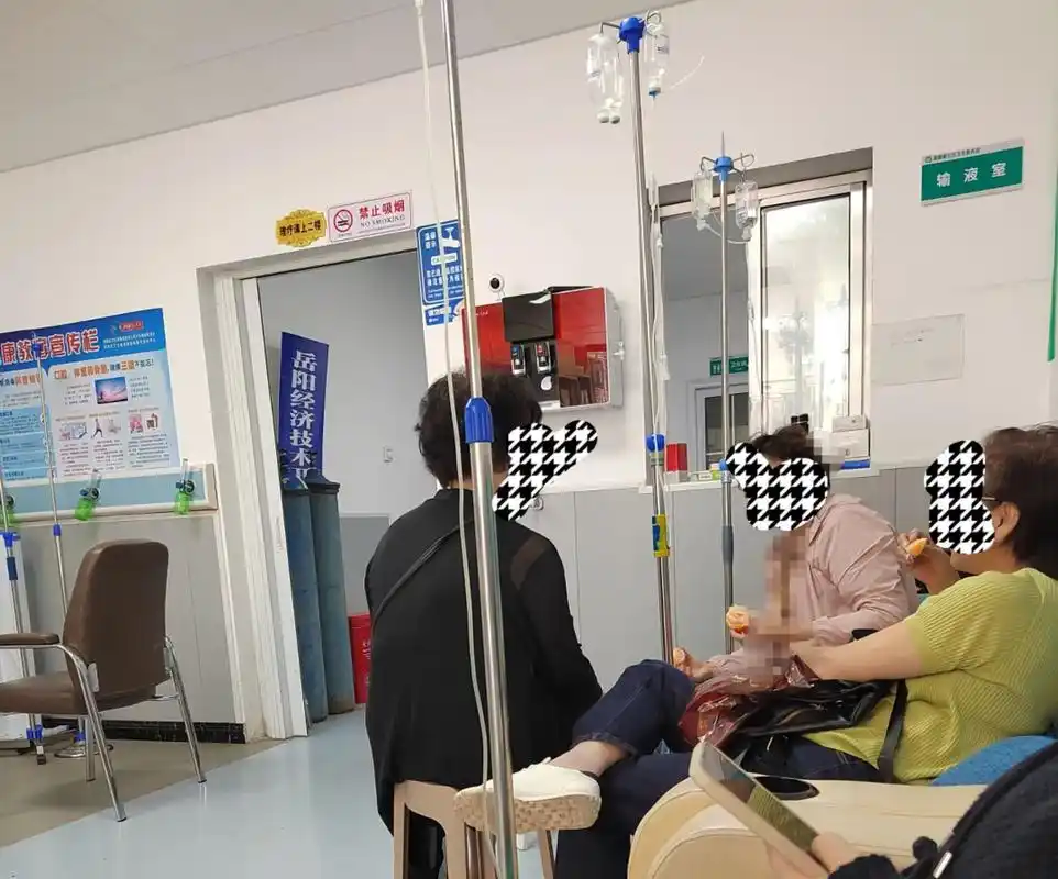 诊所打针,连续三天这个粉色阿姨也在这里打针