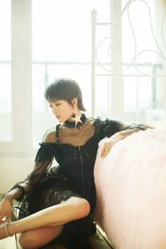 种丹妮曝黑纱裙写真潇洒短发层次感十足