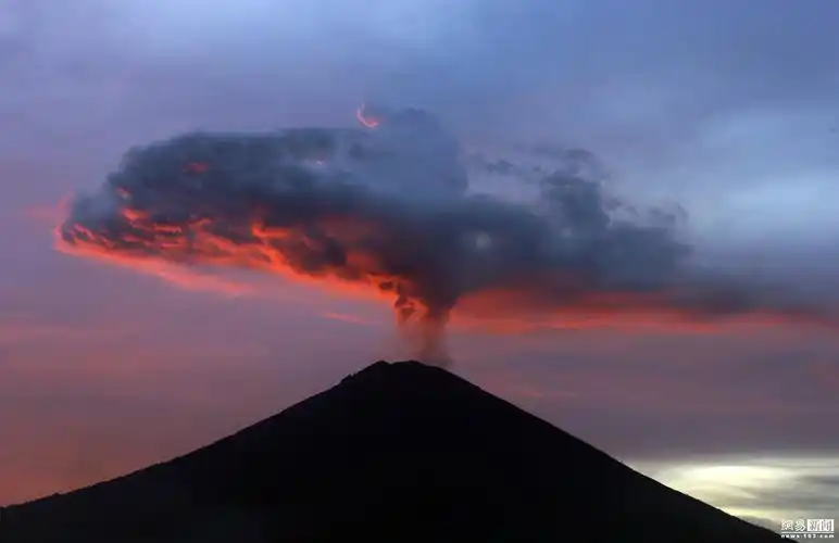 印尼火山灰如柱冲天形成巨型蘑菇云