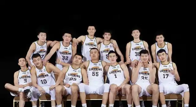 辽宁队最新全家福!韩德君c位,郭艾伦未出现,杨鸣解释太牵强!