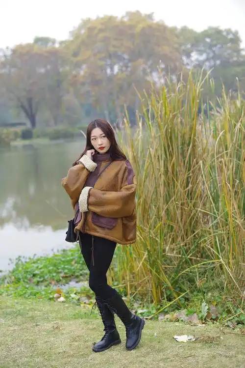 环境人像外拍公园里的鑫婕女孩